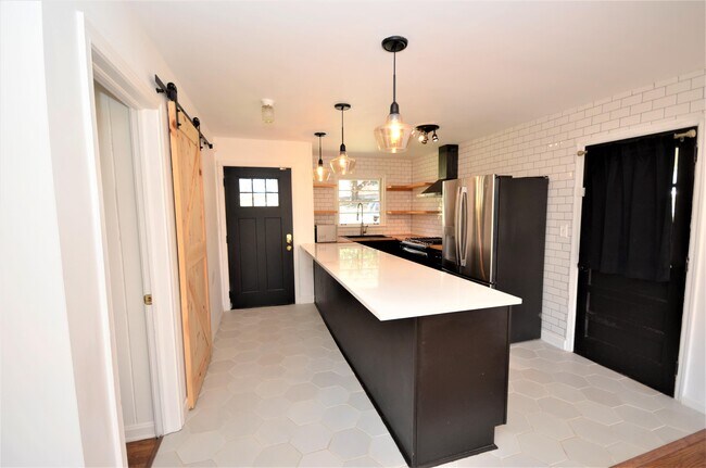 Building Photo - 1009 N Hills Dr