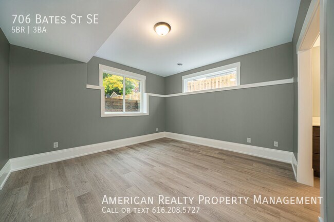 Building Photo - 706 Bates St SE