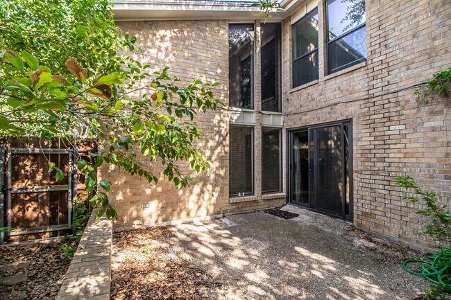 Building Photo - Amazing Townhome