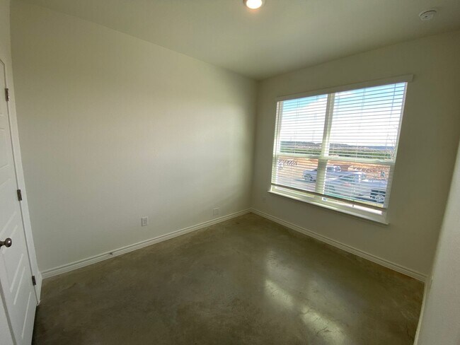 Building Photo - 648 Pacific Crest Trl