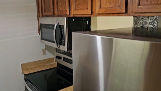 Building Photo - $1195 - 2/2 -Jefferson Square - Updated Unit!