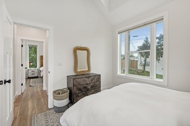 Building Photo - Furnished short term rental home with all utilities included