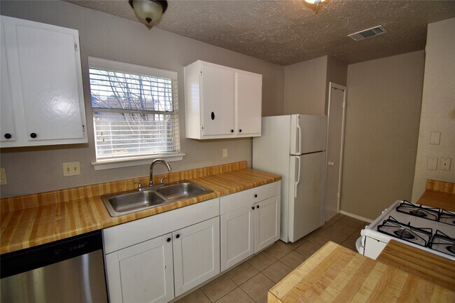 Building Photo - 9231 Goodmeadow Dr