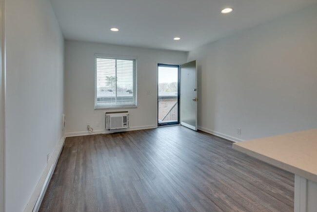 Building Photo - 2601 Hillsboro Pike