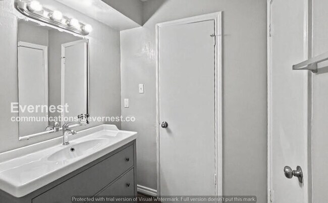 Building Photo - 4 Bed/2.5 Bath Home with Detached Garage / Pet-Friendly / Available  Now!