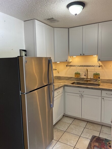 Building Photo - 1015 E Yager Ln