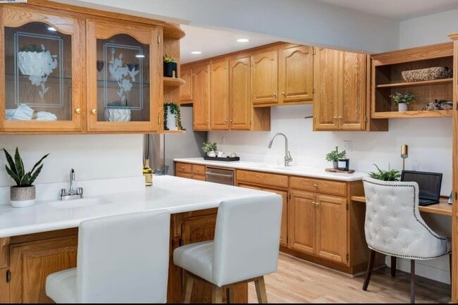 Building Photo - 725 Old Creek Rd