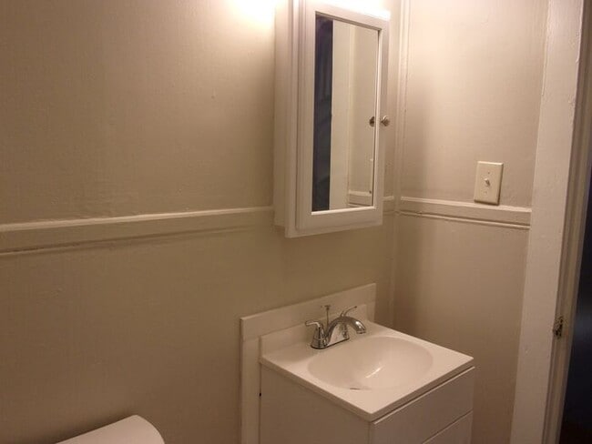 Building Photo - Renovated 2 Bedroom 1 1/2 Bath Townhome - ...