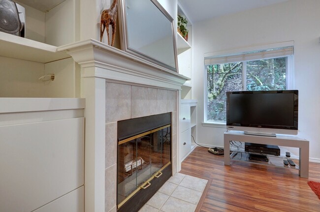 Building Photo - 18501 SE Newport Way