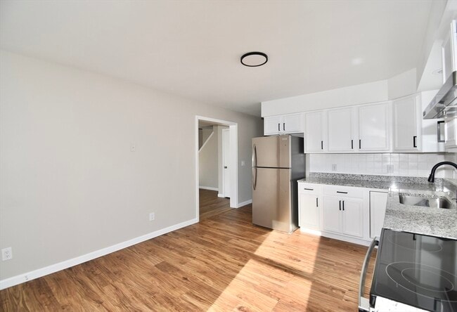 Building Photo - 72 Center St