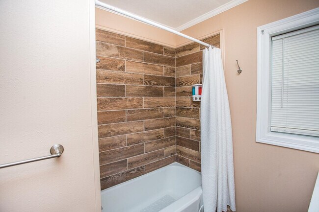 Building Photo - 2418 23rd St