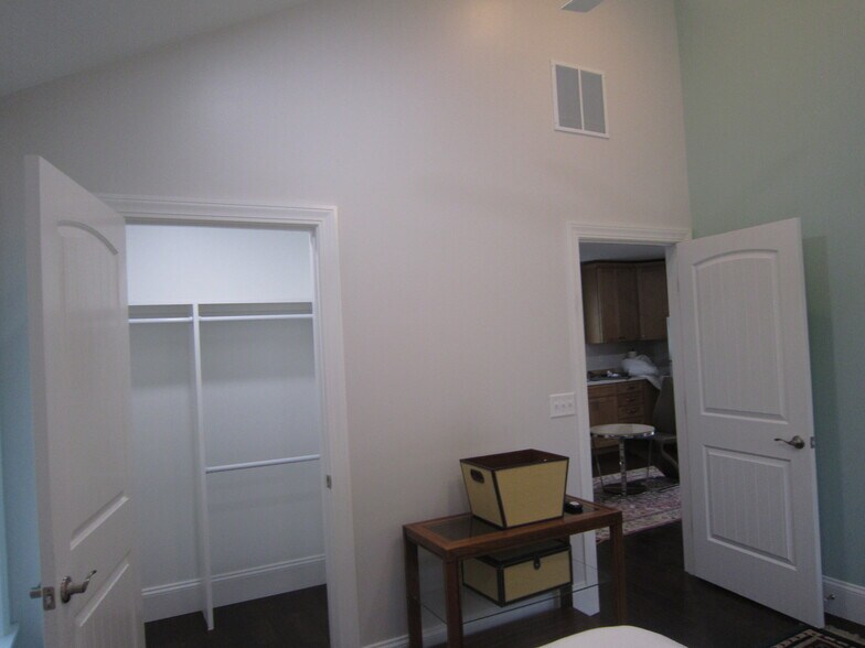 BR w/ cathedral ceiling & walk-in closet - 20527 Washington St