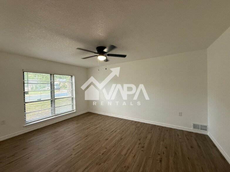 Building Photo - 4322 Las Cruces St