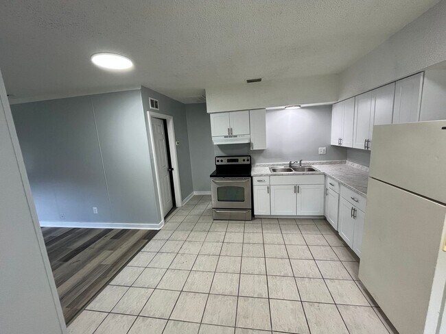 Building Photo - Spacious 1BR/1BA Duplex !