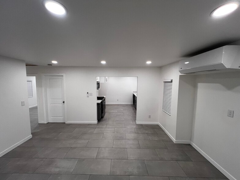 Building Photo - 9717 Oak St