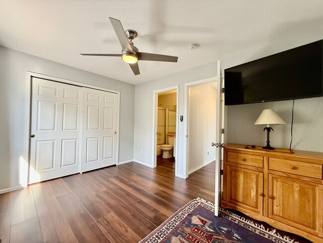 Building Photo - Beautiful 2 Bedroom Townhome- Minutes from...