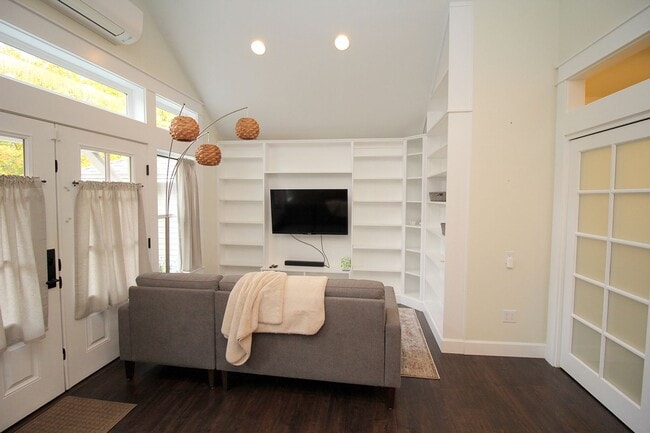 Building Photo - FULLY FURNISHED Spacious ADU Located in the heart of Portland's Historic Laurelhurst Neighborhood!