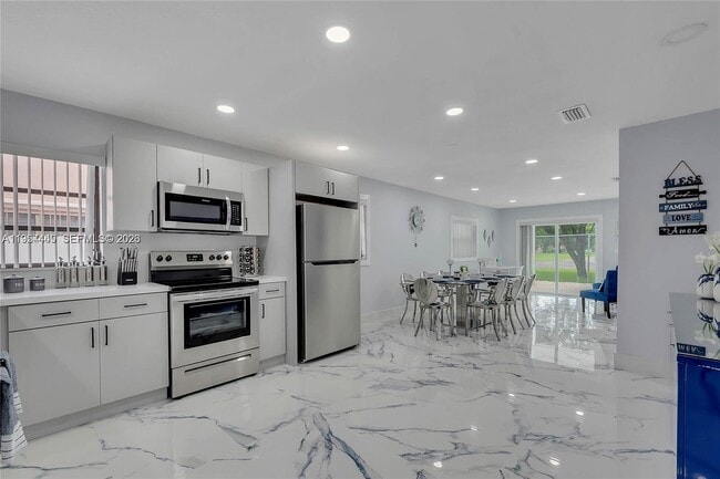 Building Photo - 895 W 39th Pl