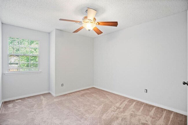 Building Photo - 22 S Rain Forest Ct