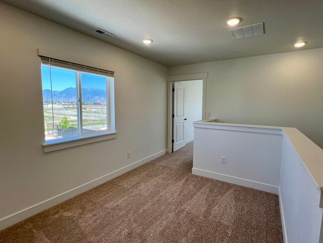Building Photo - LOVELY TOWNHOME IN SALEM