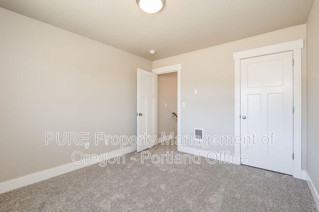 Building Photo - 512 NE Trillium Dr