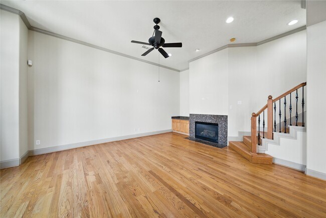 Building Photo - 2318 Camden Dr