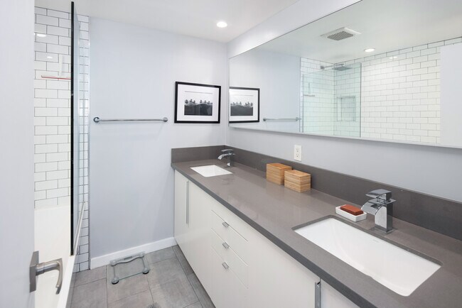 Building Photo - 7135 Hollywood Blvd