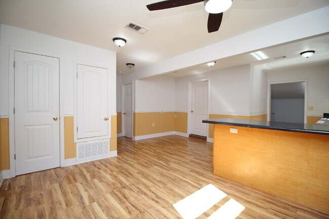 Building Photo - Northeast Pensacola 2BR/1BA Upstairs Unit ...