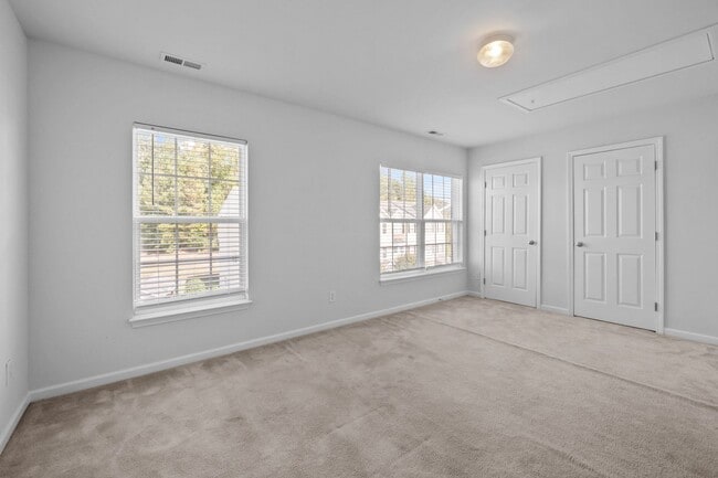 Building Photo - Spacious 3-Story End-Unit Townhome Near RTP