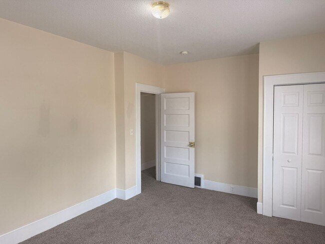 Building Photo - 3- bedroom 2 bathroom HEATHWOOD AREA!!