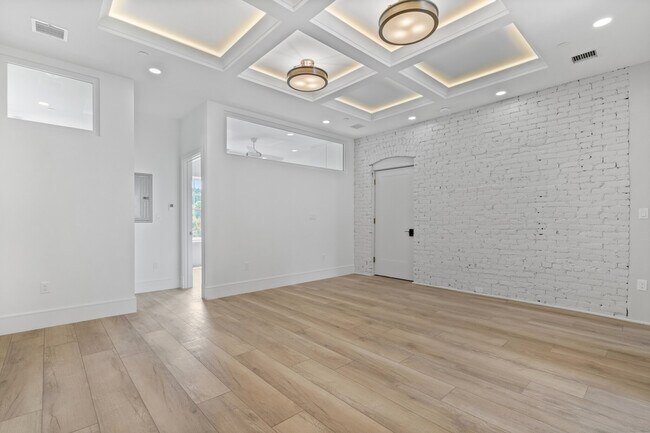 Building Photo - 1572 Beacon St