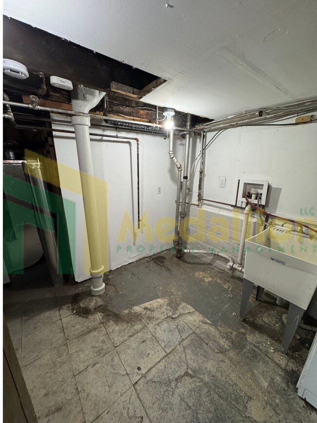 Building Photo - Charming Recently Updated Home 4-5 beds wi...