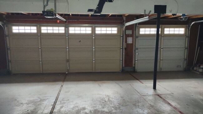 Building Photo - 1617 Oakview Dr