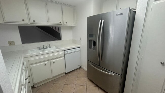 Building Photo - Spacious 3 Bedroom Condo for Rent in Colton