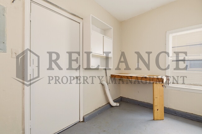 Building Photo - 2151 S Green St