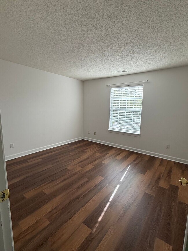 Building Photo - Move In Ready Condo