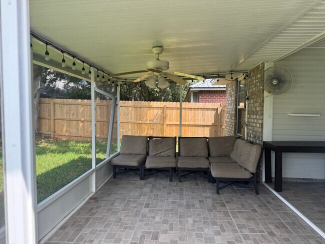 Building Photo - 4 BED / 2 BATH CENTRALLY LOCATED IN FORT WALTON BEACH