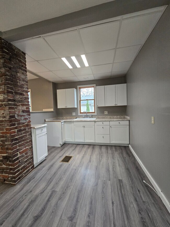 Building Photo - Updated 3br house!!