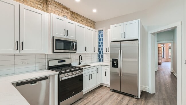 Building Photo - 4053 N Greenview Ave