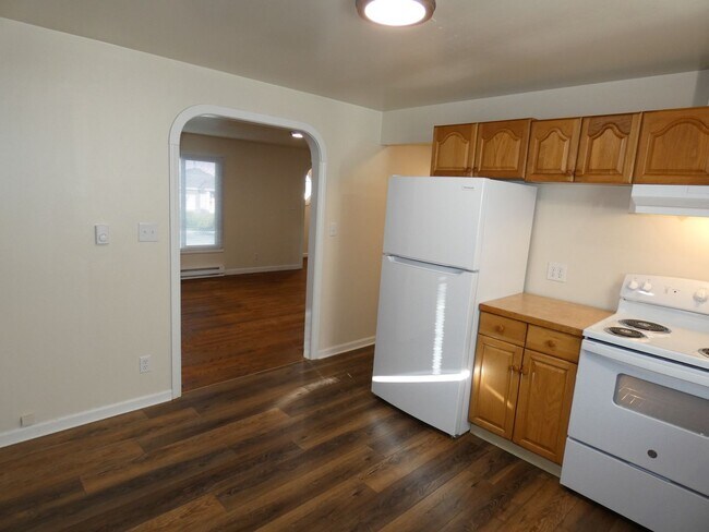 Building Photo - 822 E Seventh - Central Charmer