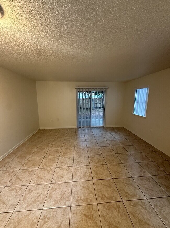 Building Photo - "Charming 2-Bedroom Townhouse in Ft Walton Beach!"