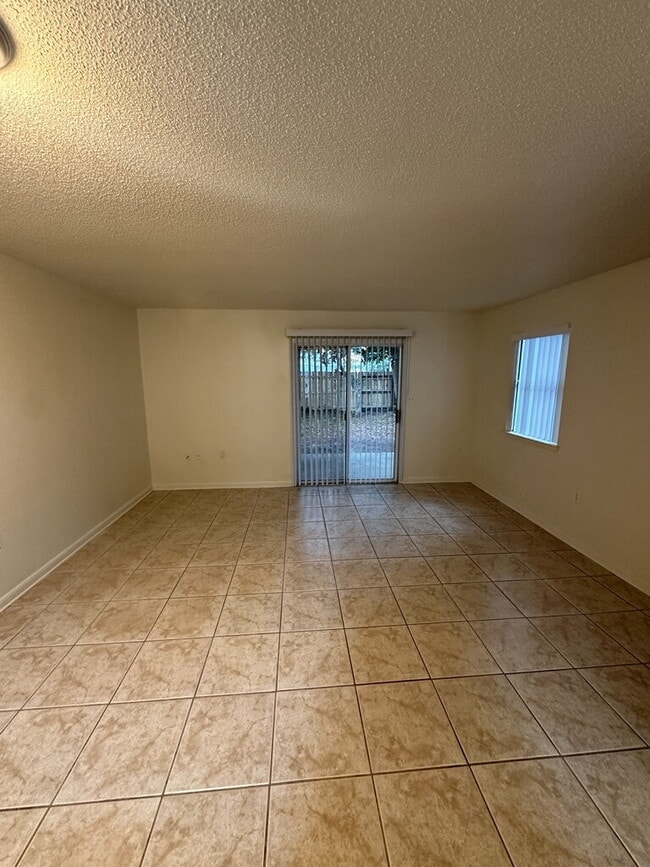 Building Photo - "Charming 2-Bedroom Townhouse in Ft Walton...
