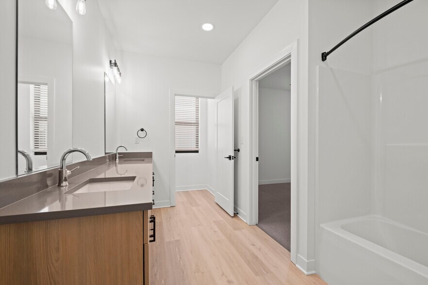 Building Photo - 3009 N Oak Trafficway