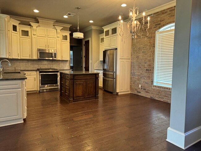 Building Photo - Gated community with community POOL!!!!