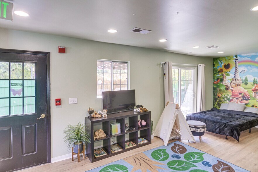 Building Photo - 3863 Broadlawn Dr