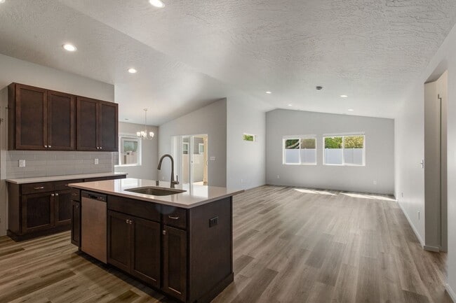 Building Photo - Stunning 3 Bed, 2 Bath Rancher in Spokane Valley!