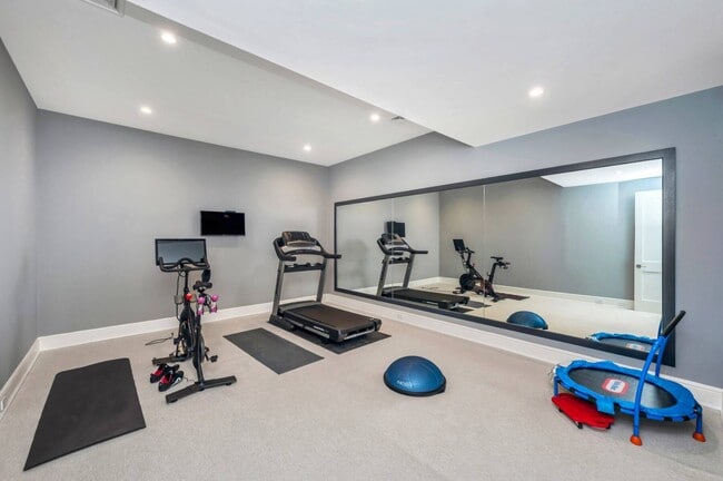 Building Photo - 21 Barn Ln