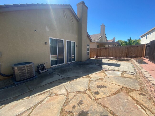 Building Photo - Charming 3 bed/3 full bath with Loft in St...