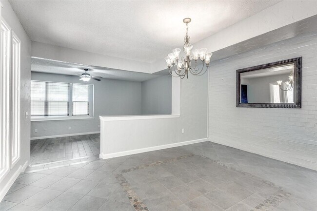 Building Photo - 4 Oakbrook Dr