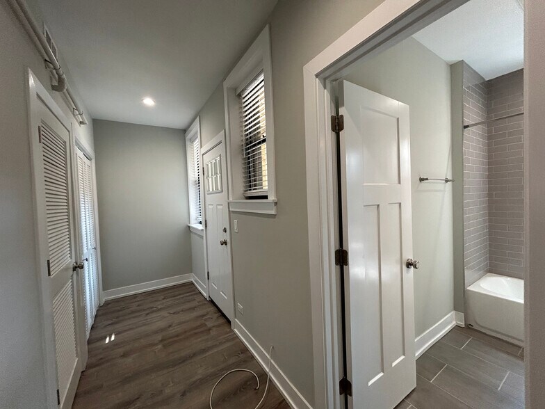 Building Photo - 1000 Crain St